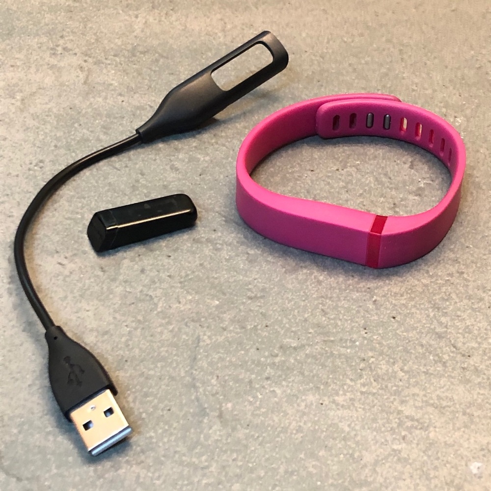 Fitbit FLEX 💪🏽 with M/L pink band and charger